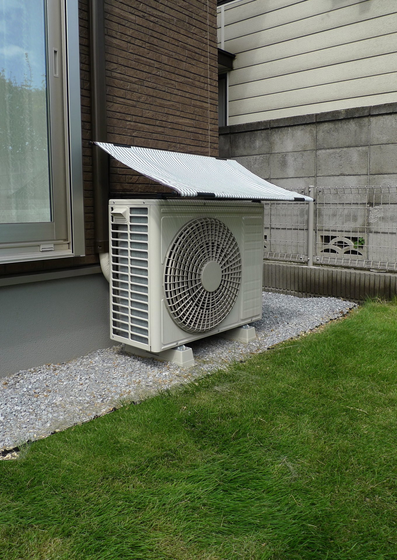 エアコン室外機を守る！日よけカバーの効果とNGな使い方